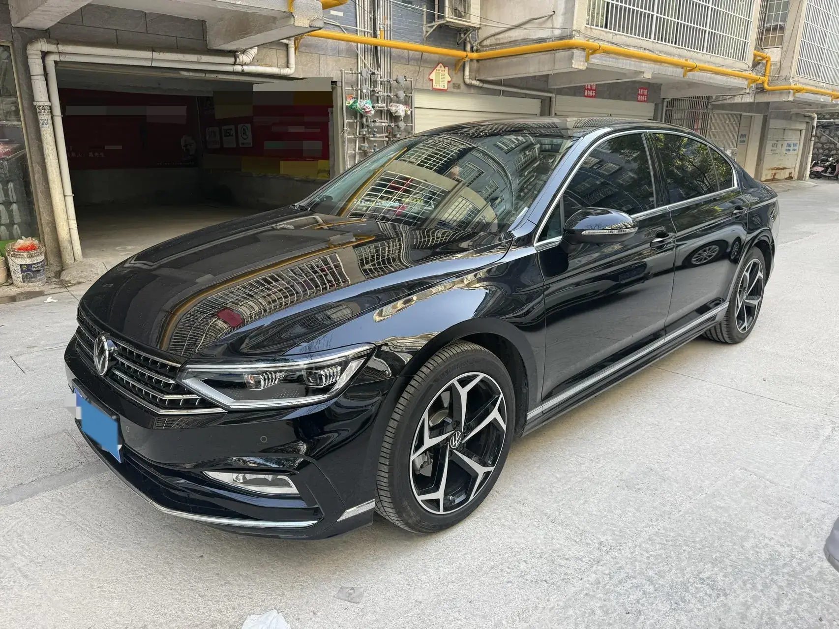 2023 VOLKSWAGEN MAGOTAN view 1