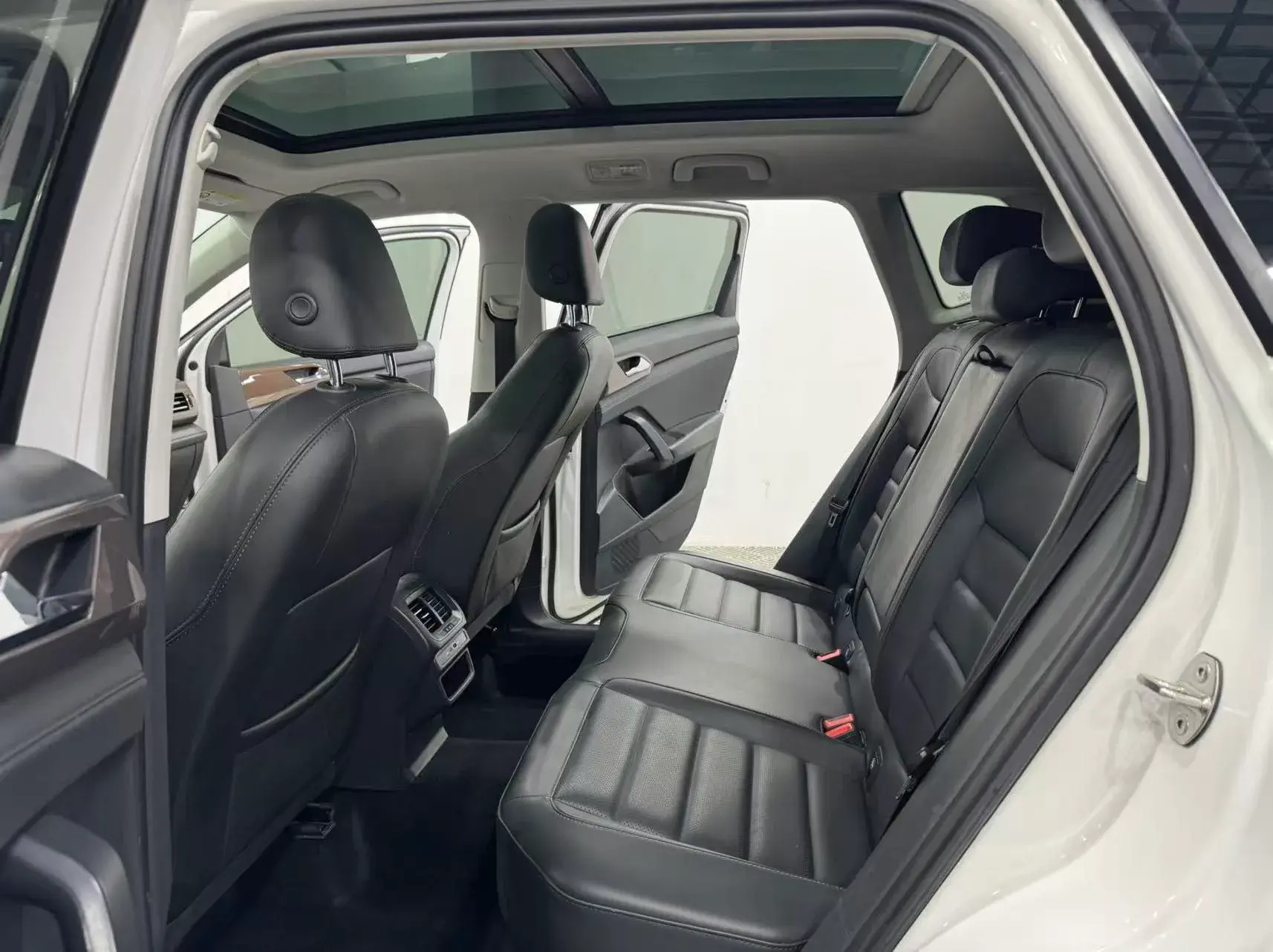 2021 VOLKSWAGEN THARU thumbnail 4