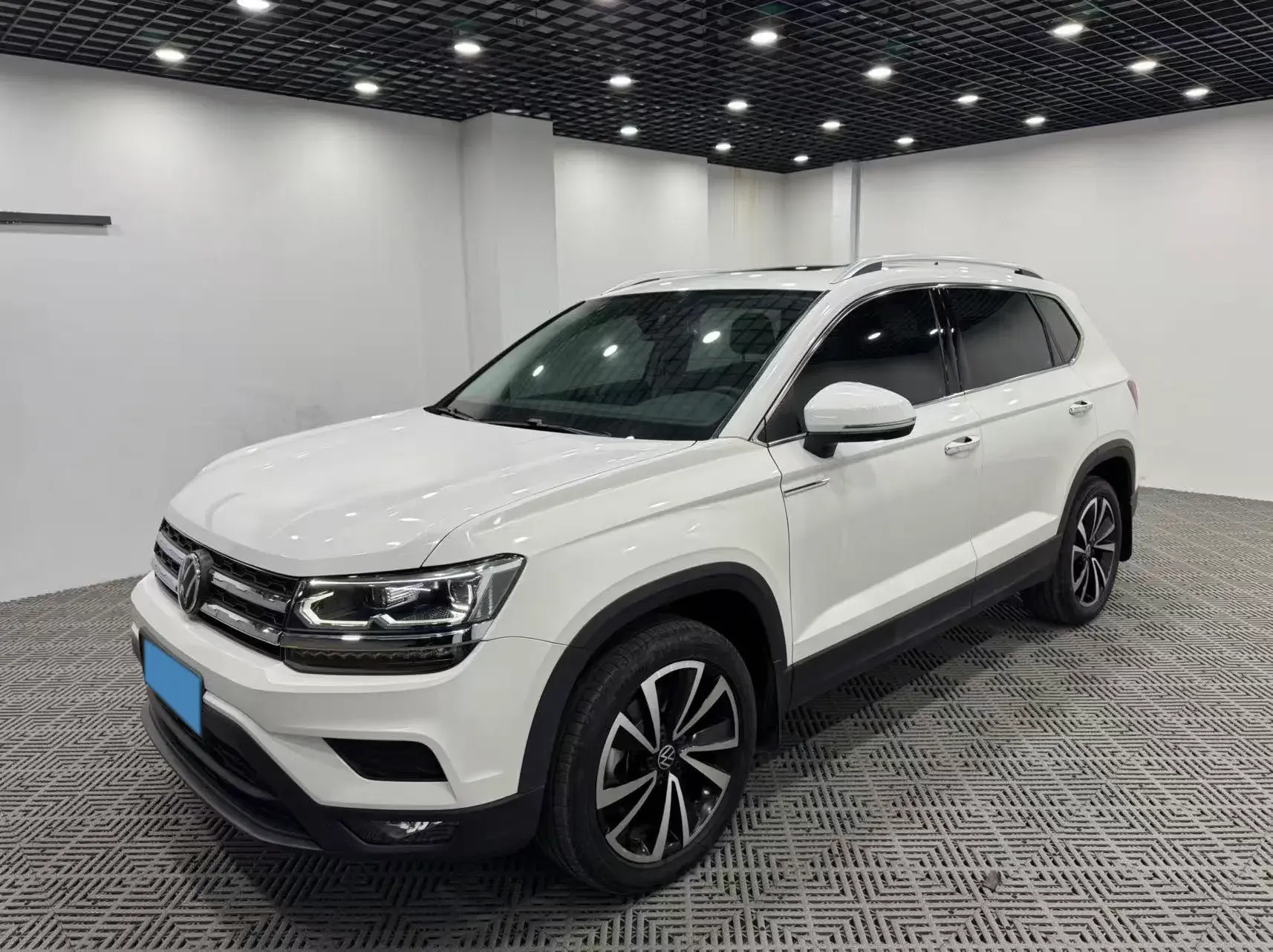 2021 VOLKSWAGEN THARU view 1