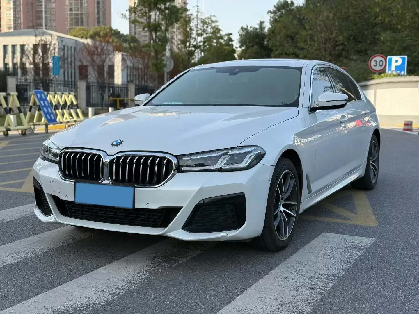 2022 BMW 5 view 1
