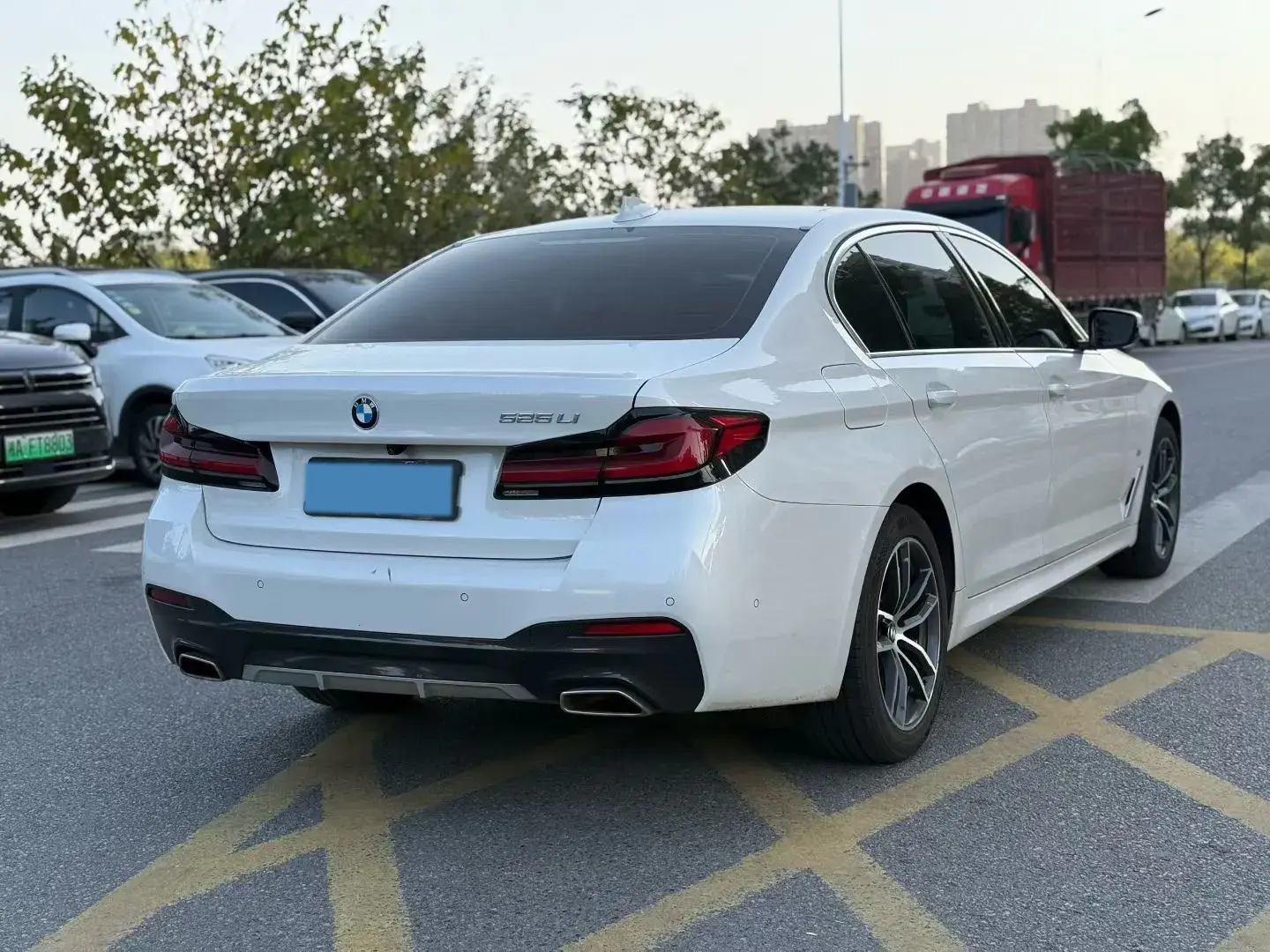 2022 BMW 5 thumbnail 4