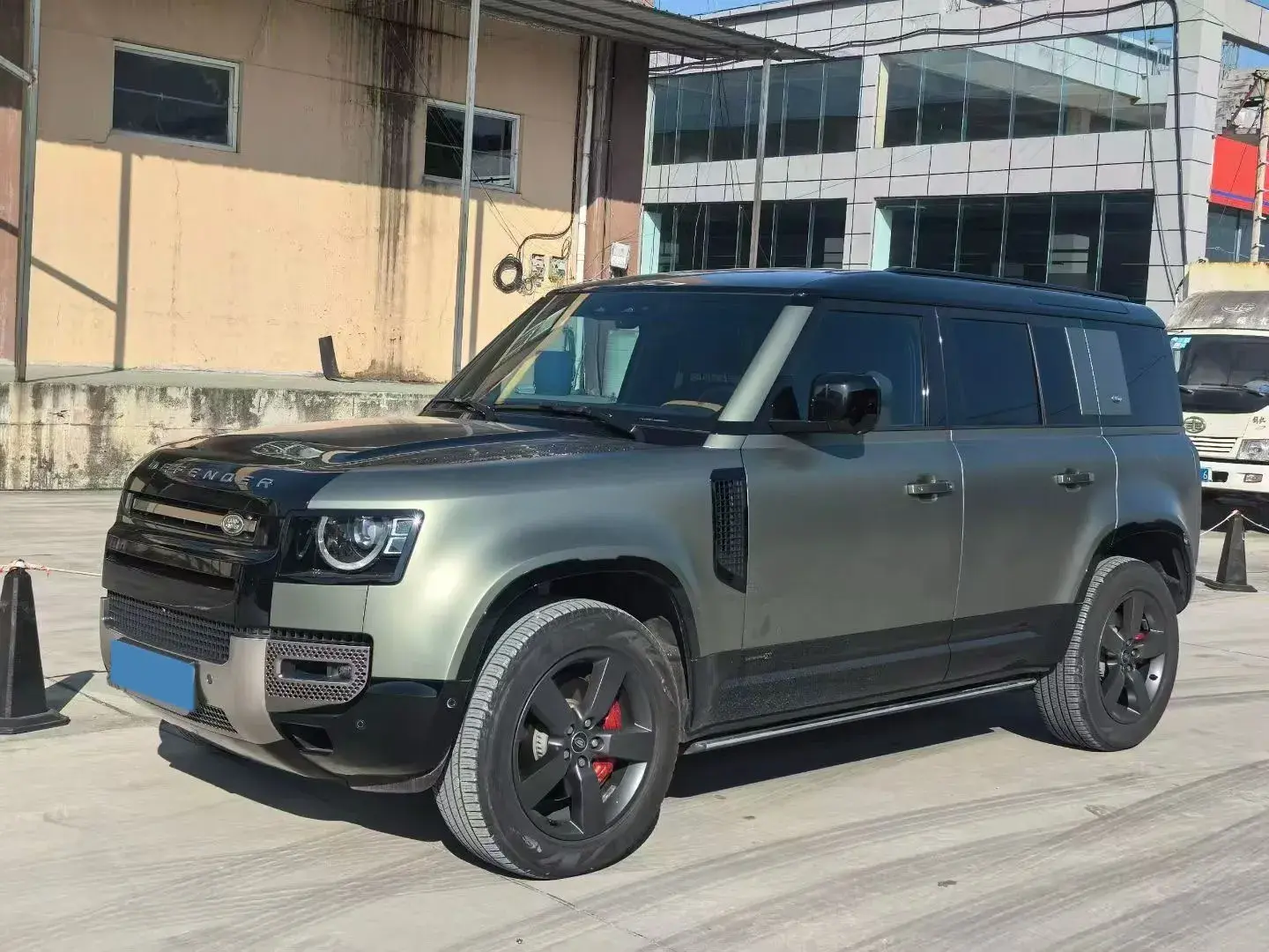 2023 LAND ROVER view 1