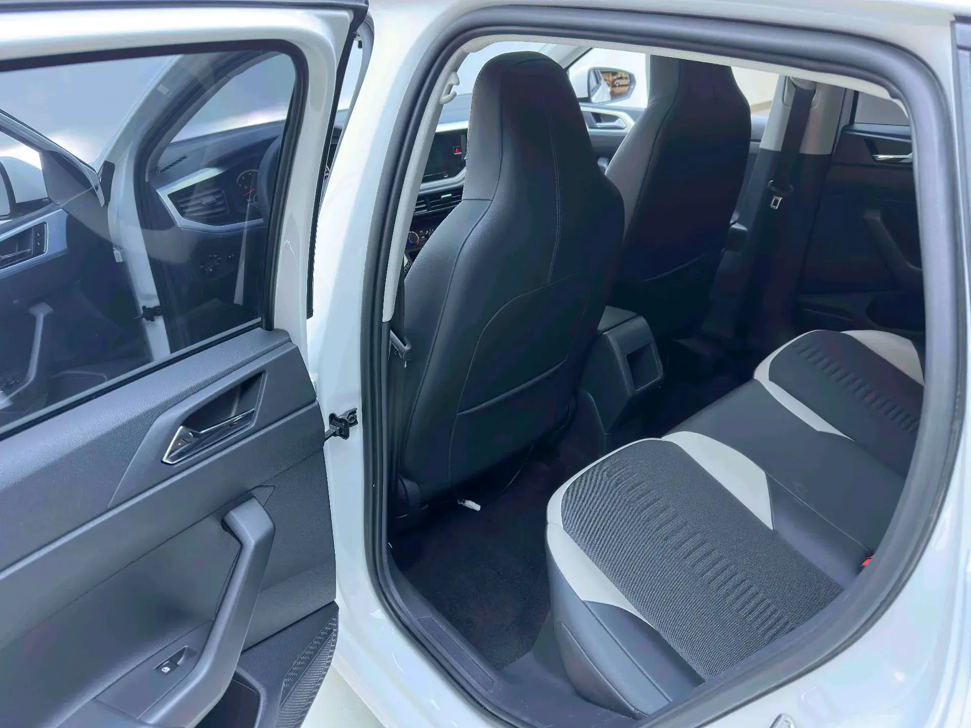 2021 VOLKSWAGEN POLO thumbnail 3