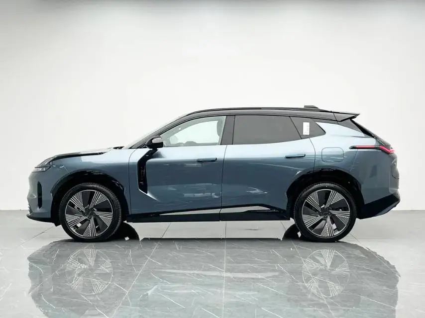2025 LYNK&CO 08 thumbnail 3