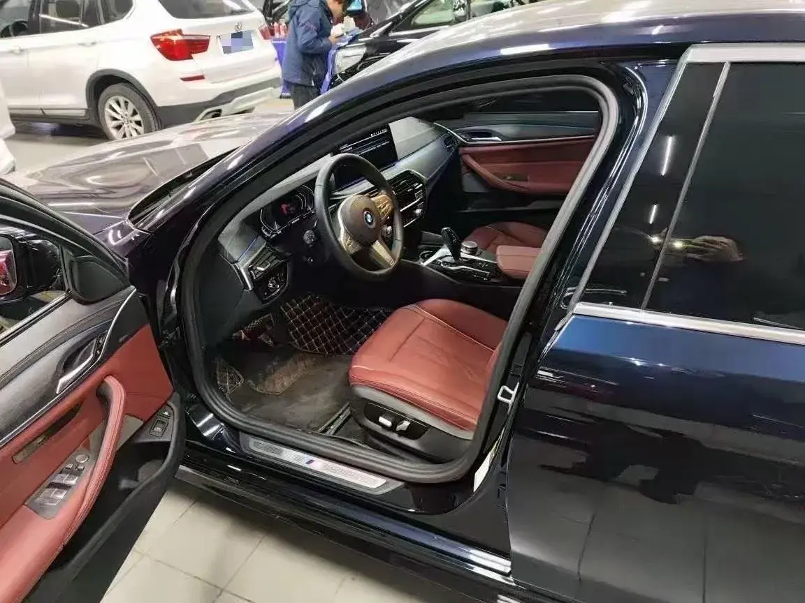 2021 BMW 5 thumbnail 3