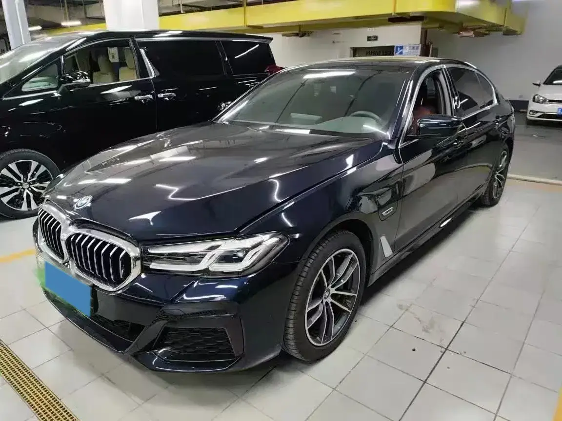 2021 BMW 5 view 1