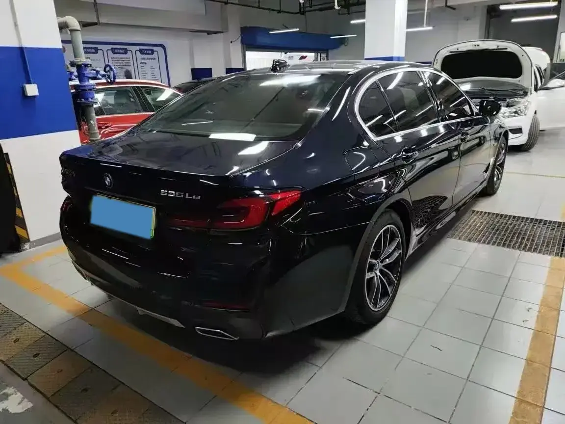 2021 BMW 5 thumbnail 4