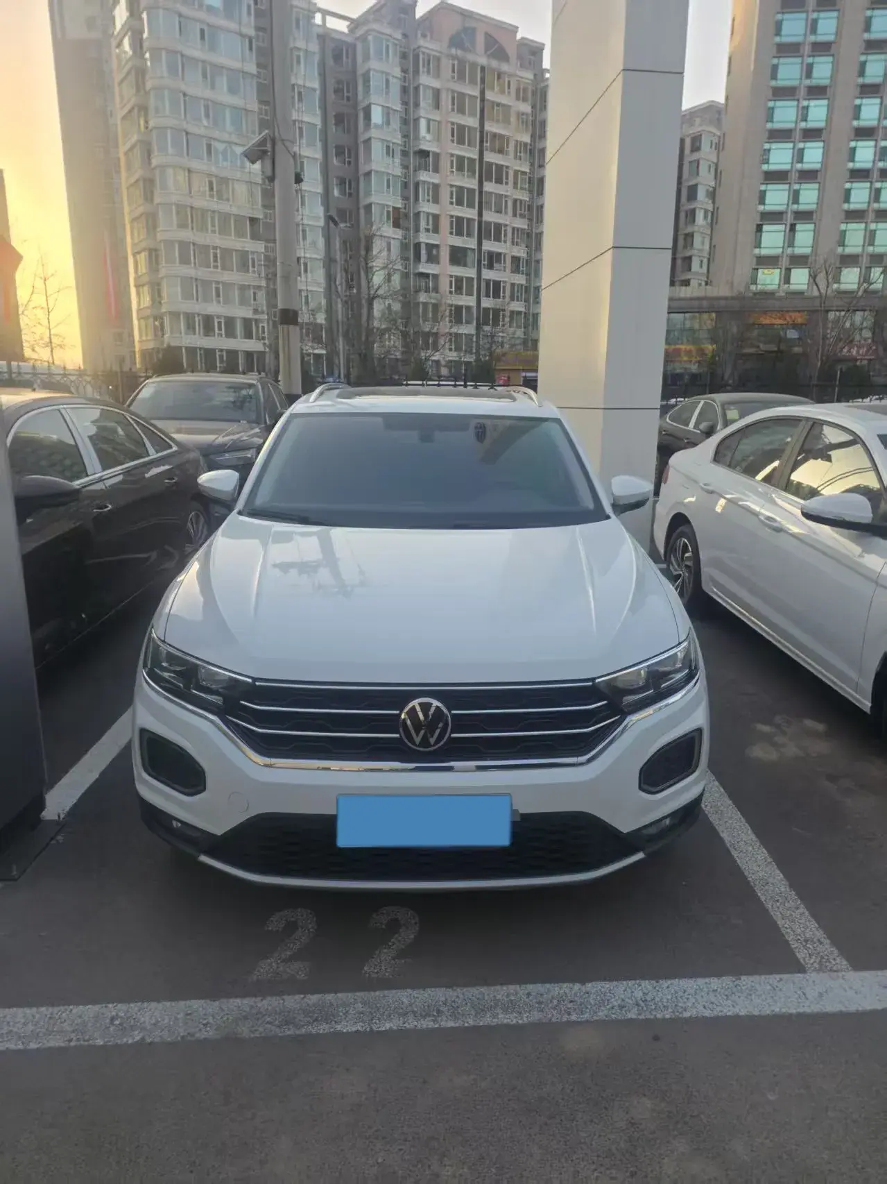 2021 VOLKSWAGEN T-ROC thumbnail 3