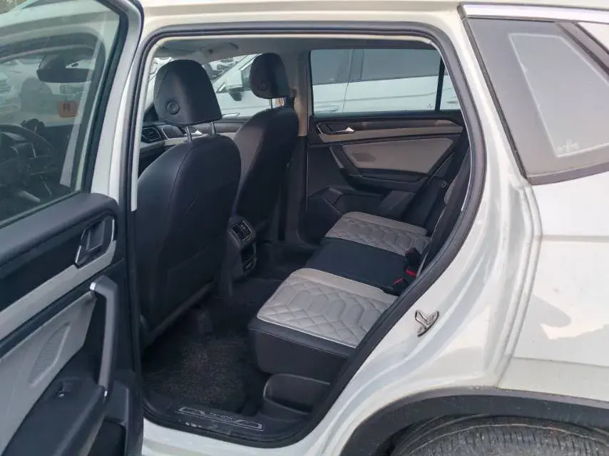 2023 VOLKSWAGEN TAYRON thumbnail 4