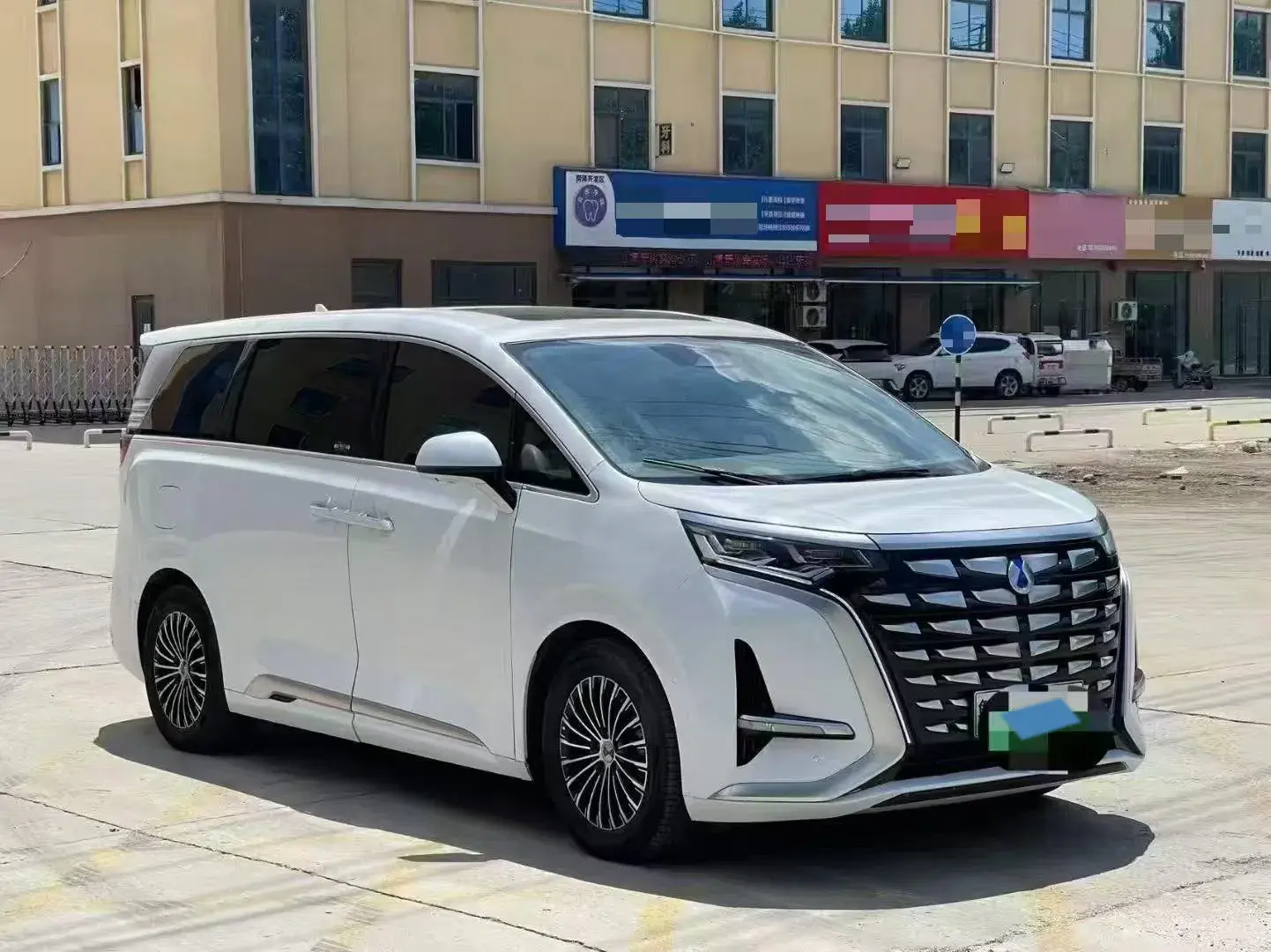 2022 DENZA D9 thumbnail 3