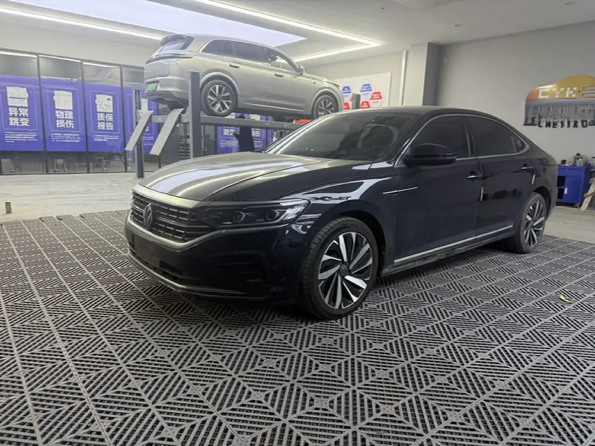 2022 Volkswagen Passat 2.0T 220HP L4 7DCT