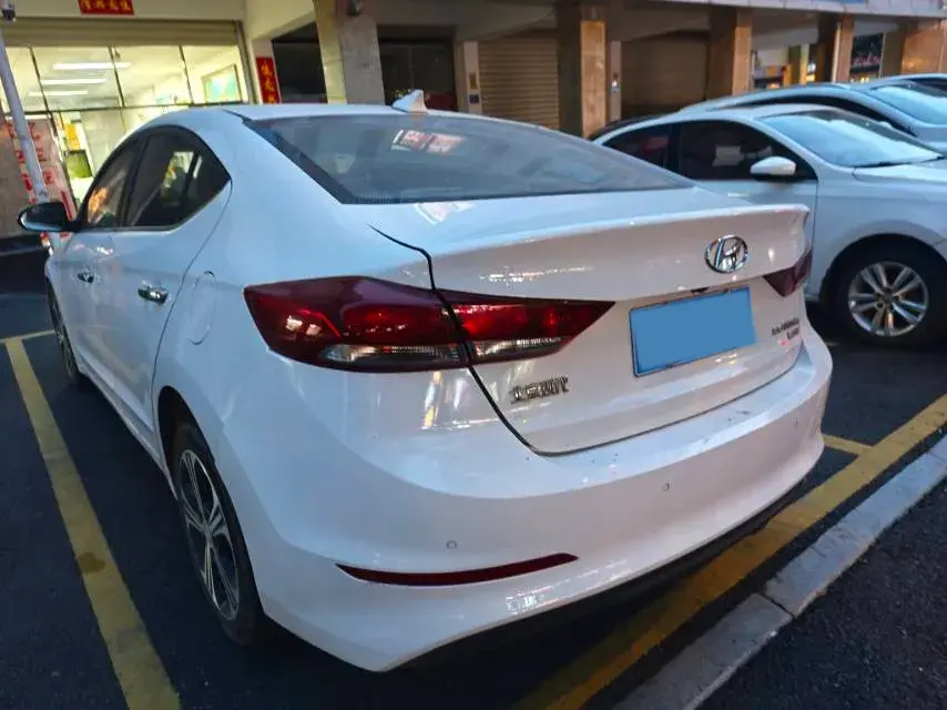 2018 HYUNDAI ELANTRA thumbnail 4