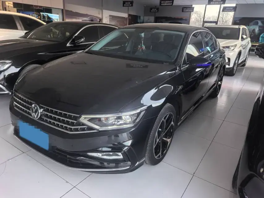 2023 VOLKSWAGEN MAGOTAN view 1