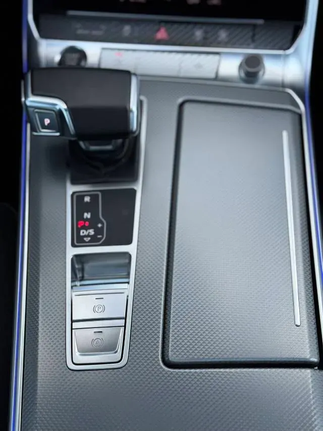 2024 Audi A6L 2.0T 190HP L4 7DCT,autocango,china used car exporter,china ev exporter,chinese used car exporter,chinese used ev exporter