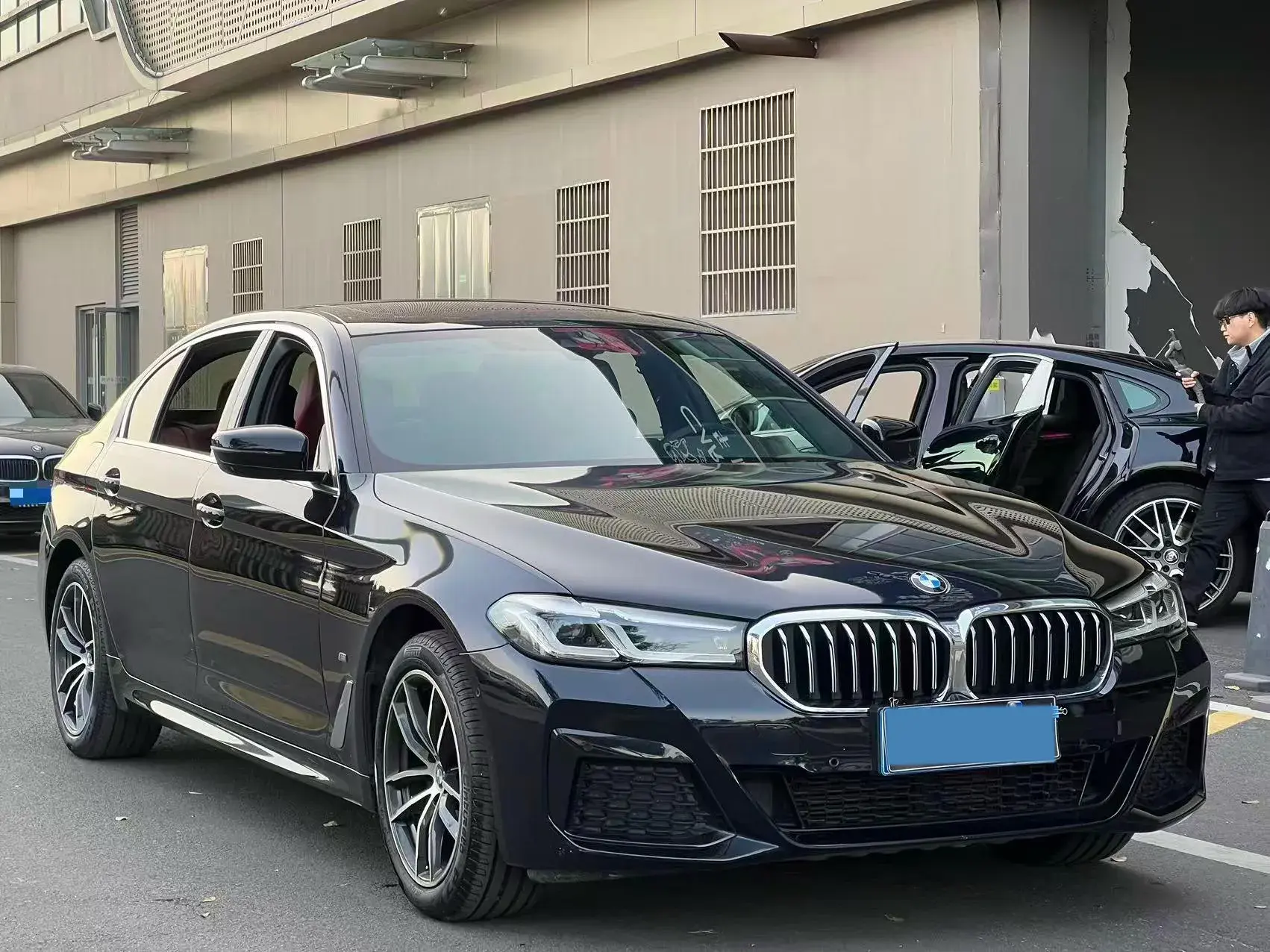 2021 BMW 5 thumbnail 3