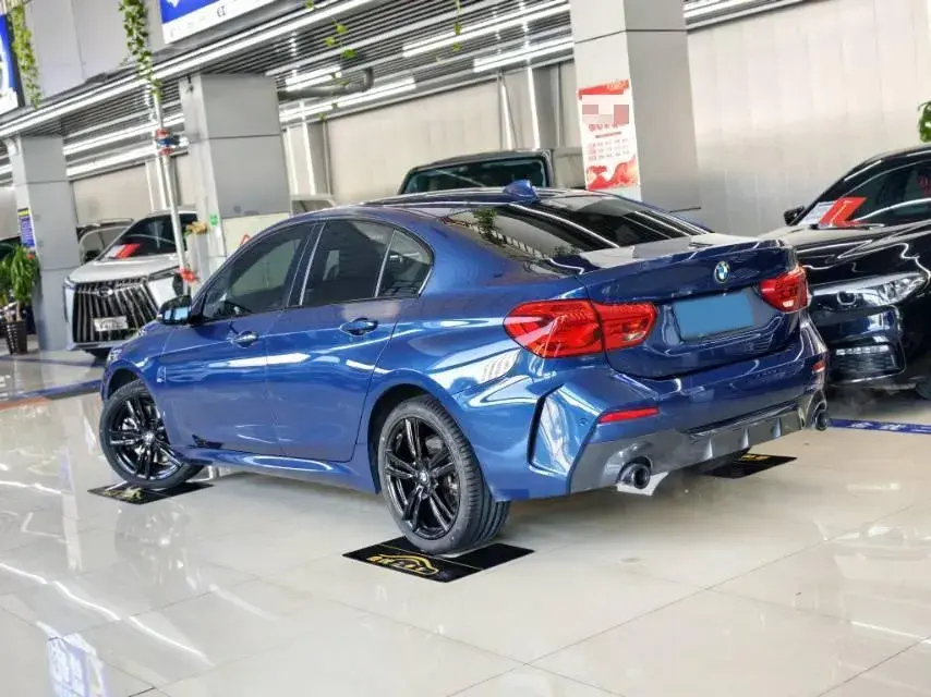 2022 BMW 1 thumbnail 3