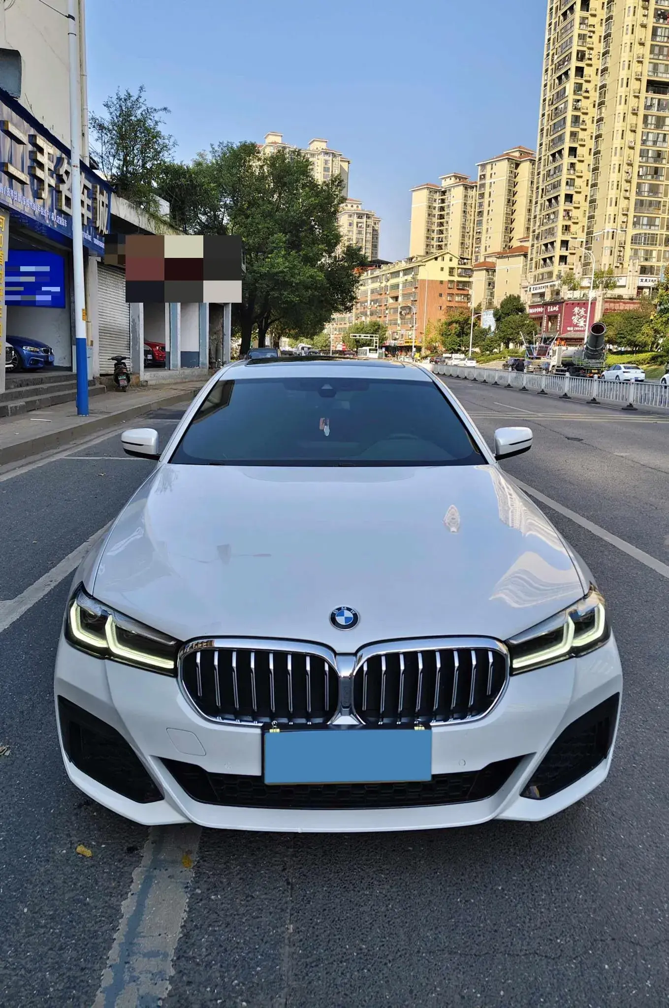 2022 BMW 5 thumbnail 2