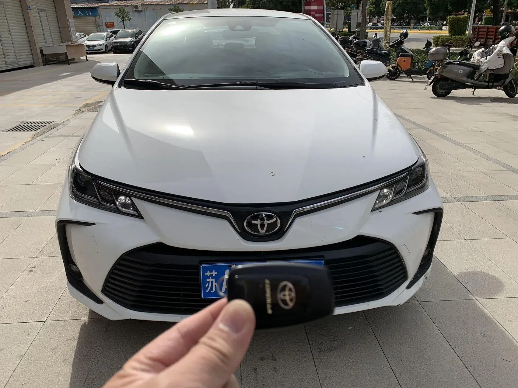 2023 TOYOTA COROLLA thumbnail 2
