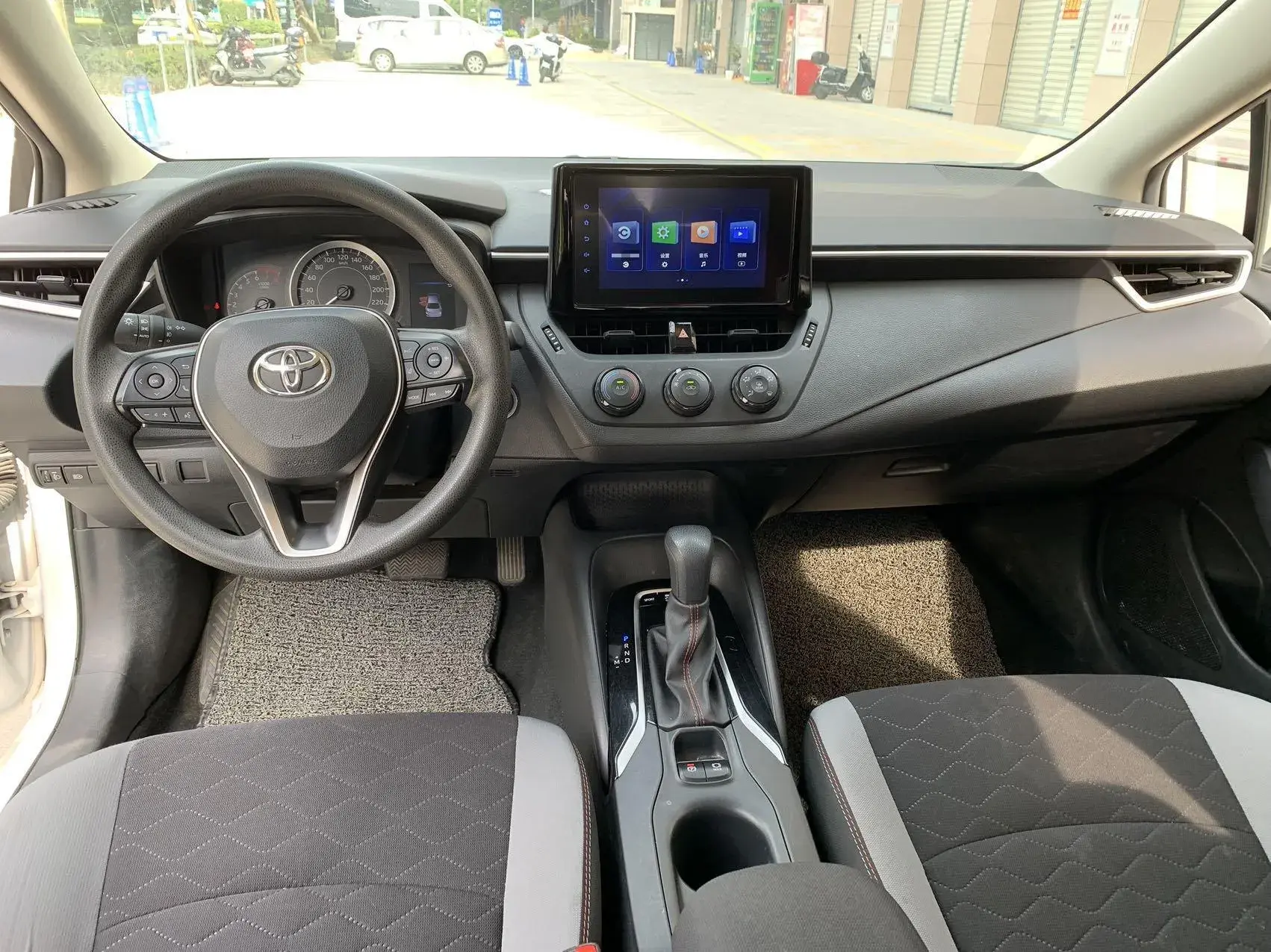 2023 TOYOTA COROLLA thumbnail 4