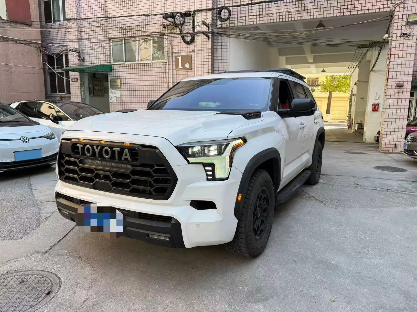 2023 HONGQI H5 view 1