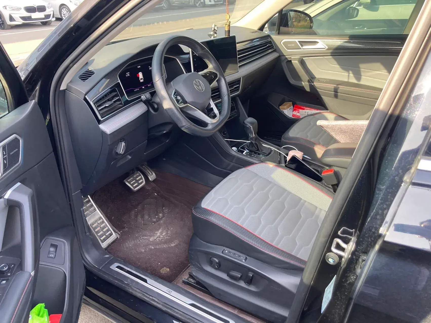 2023 VOLKSWAGEN TIGUAN thumbnail 2