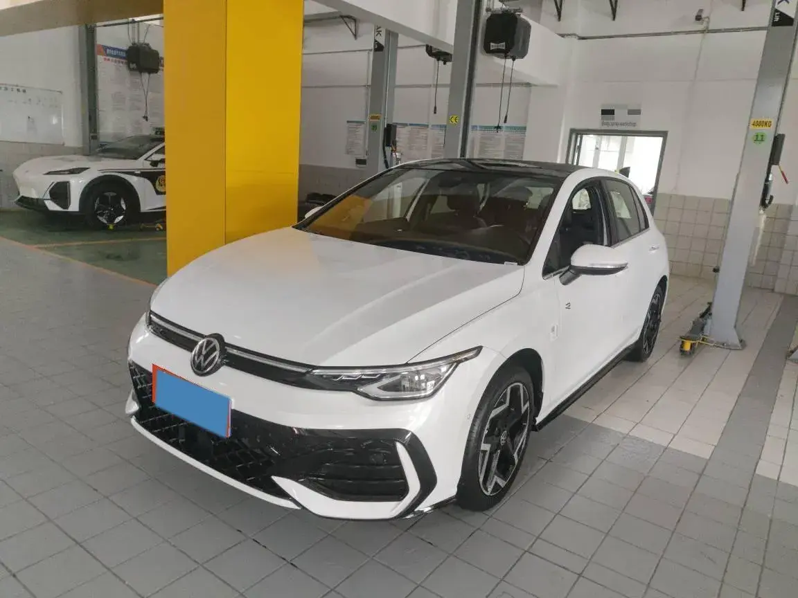 2025 VOLKSWAGEN GOLF view 1