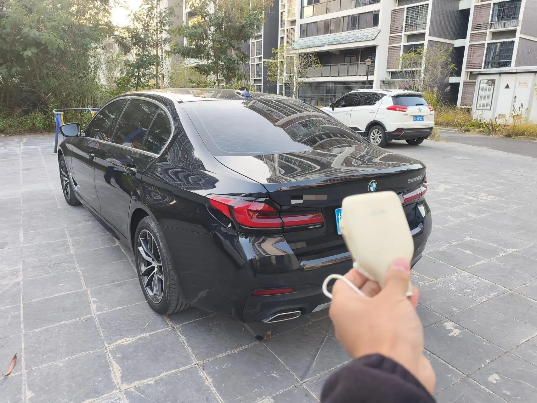 2022 BMW 5 thumbnail 2