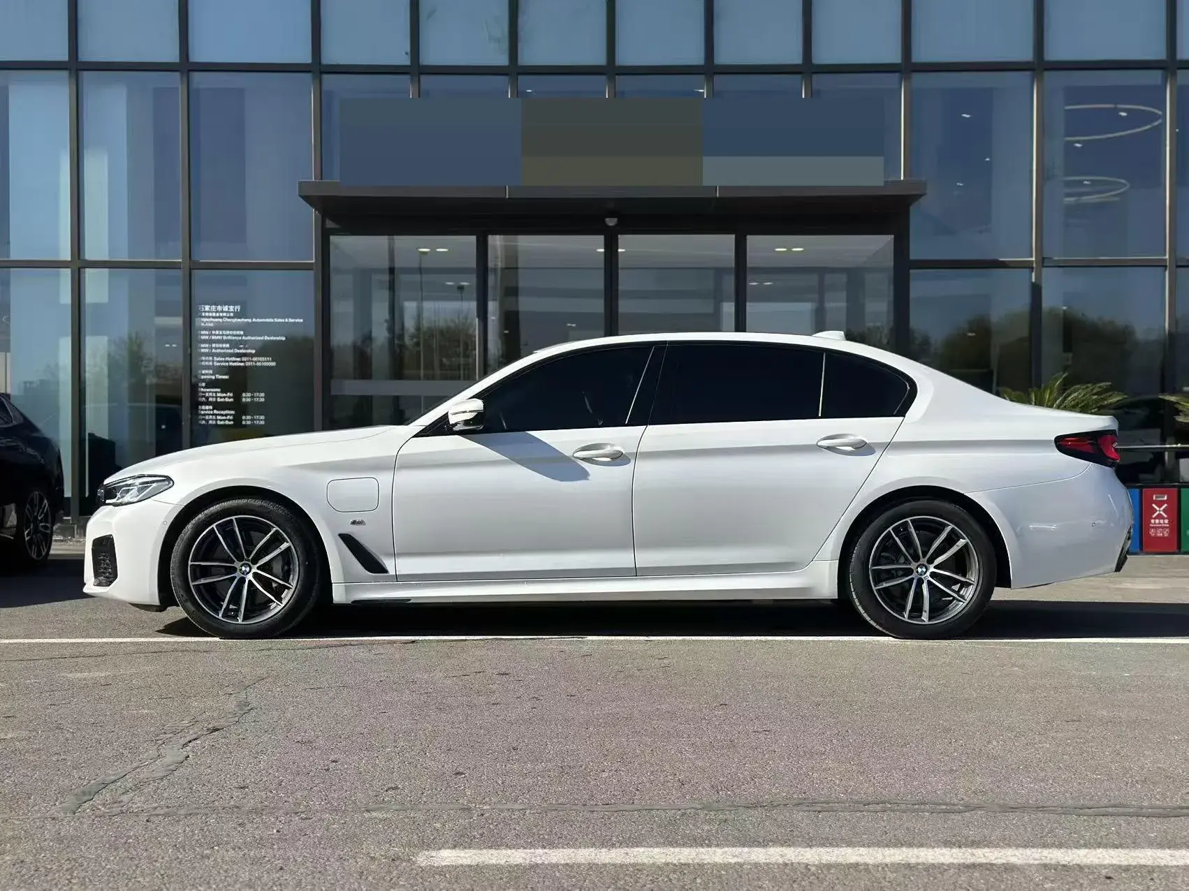 2021 BMW 5 thumbnail 4