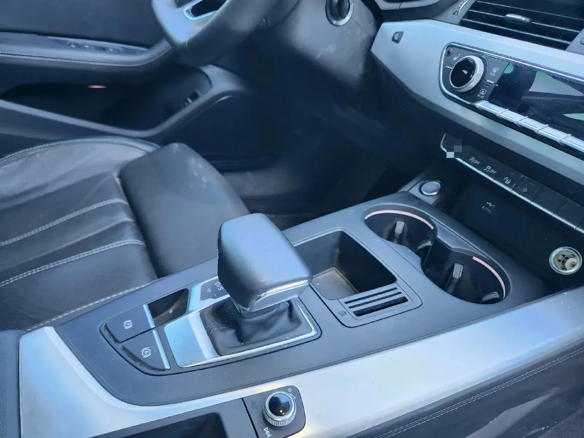 2022 Audi A4L 2.0T 190HP L4 7DCT,autocango,china used car exporter,china ev exporter,chinese used car exporter,chinese used ev exporter