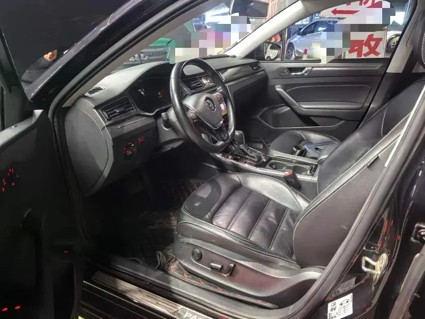 2017 VOLKSWAGEN PASSAT thumbnail 3