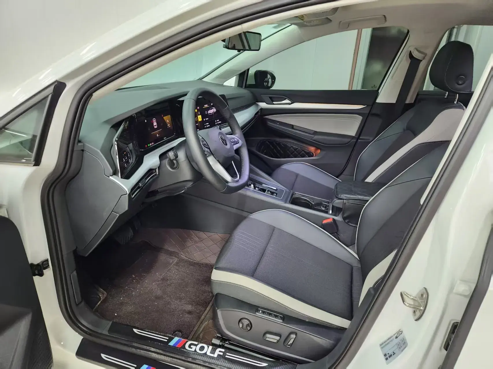 2024 VOLKSWAGEN GOLF thumbnail 3