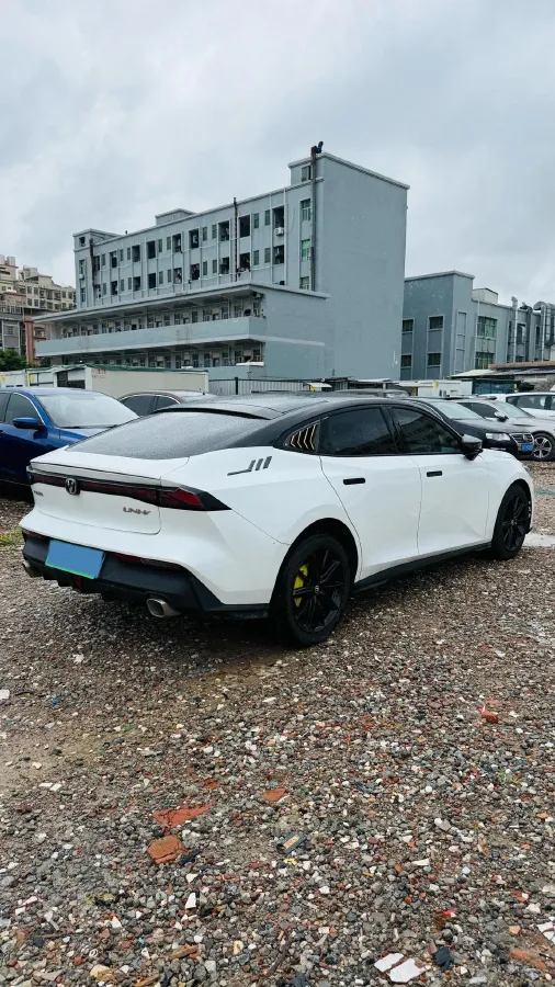 2022 ChangAn UNI-V 1.5T 188HP L4 7DCT,autocango,china used car exporter,china ev exporter,chinese used car exporter,chinese used ev exporter