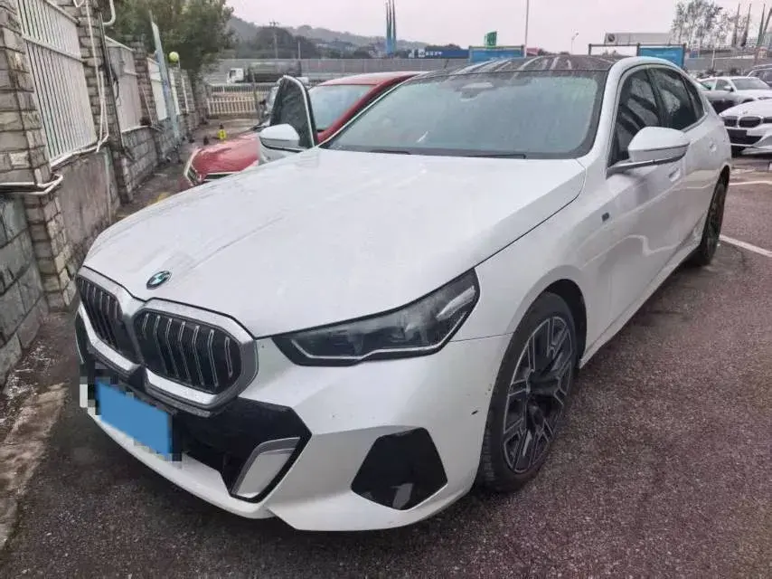 2024 BMW 5 Series 2.0T 258HP L4 8AT