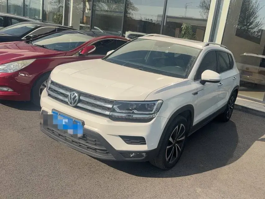 2021 VOLKSWAGEN THARU view 1