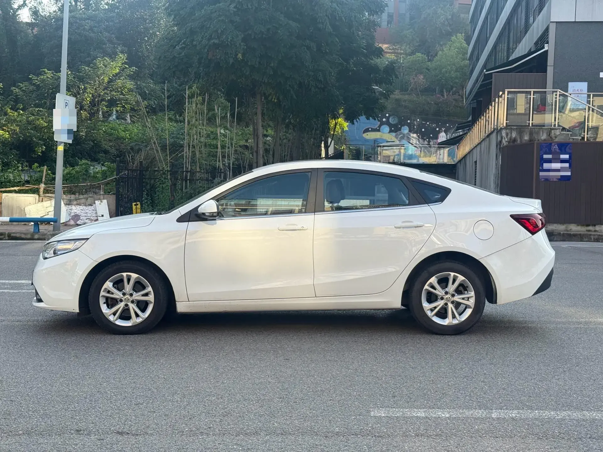 2016 MG GT thumbnail 4