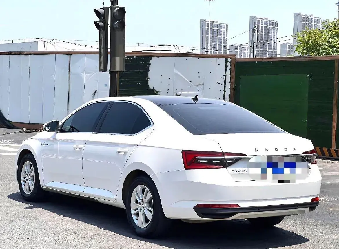 2019 SKODA SUPERB thumbnail 3