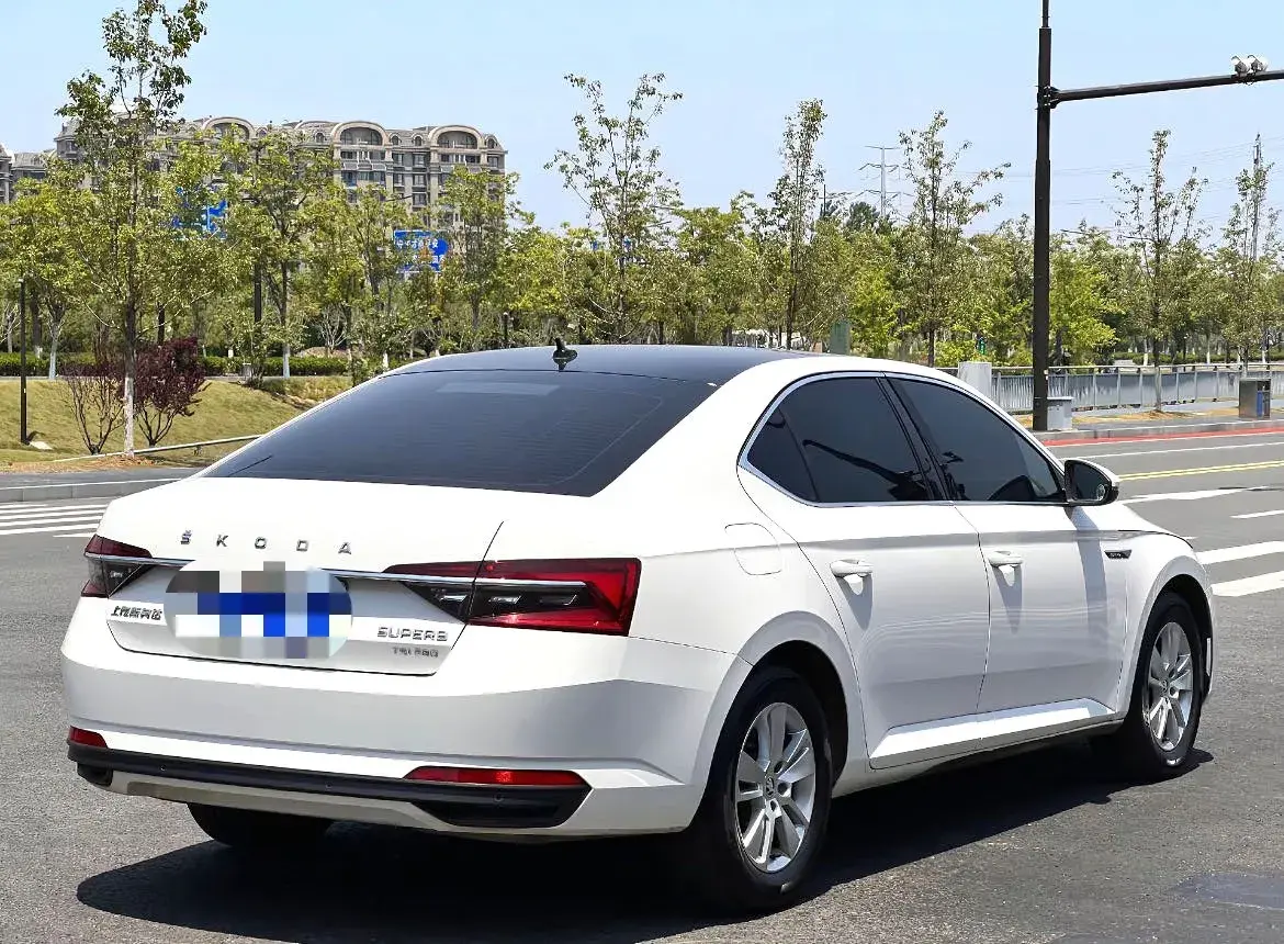 2019 SKODA SUPERB thumbnail 4