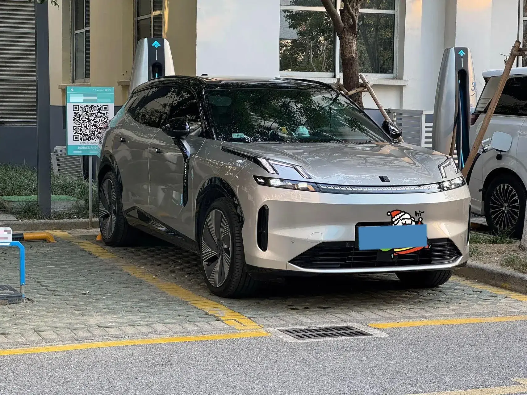 2023 LYNK&CO 08 thumbnail 2