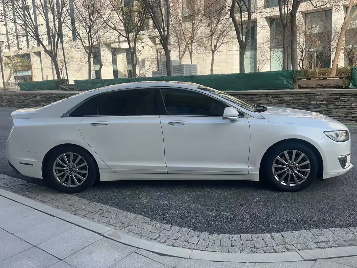 2019 LINCOLN MKZ thumbnail 3