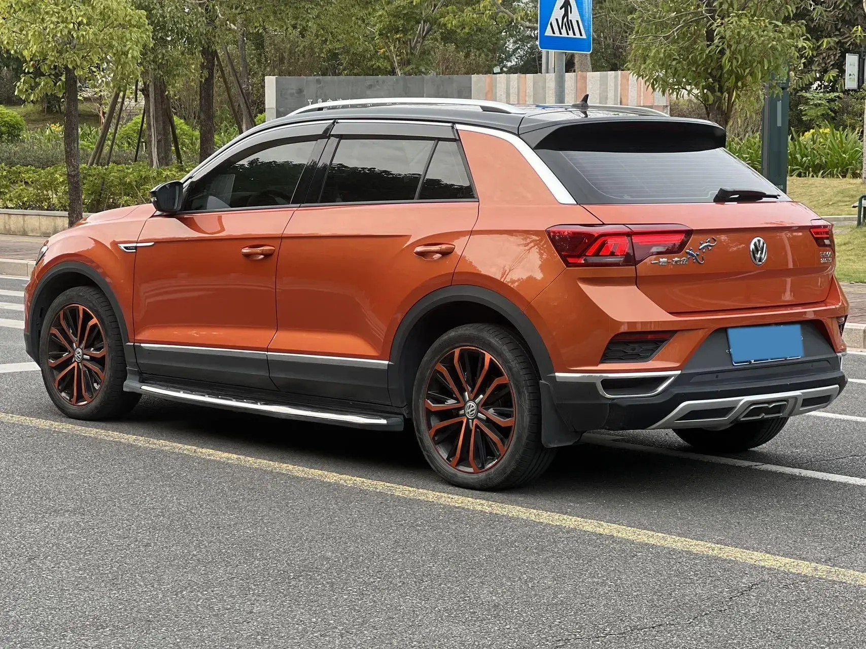2018 VOLKSWAGEN T-ROC thumbnail 4