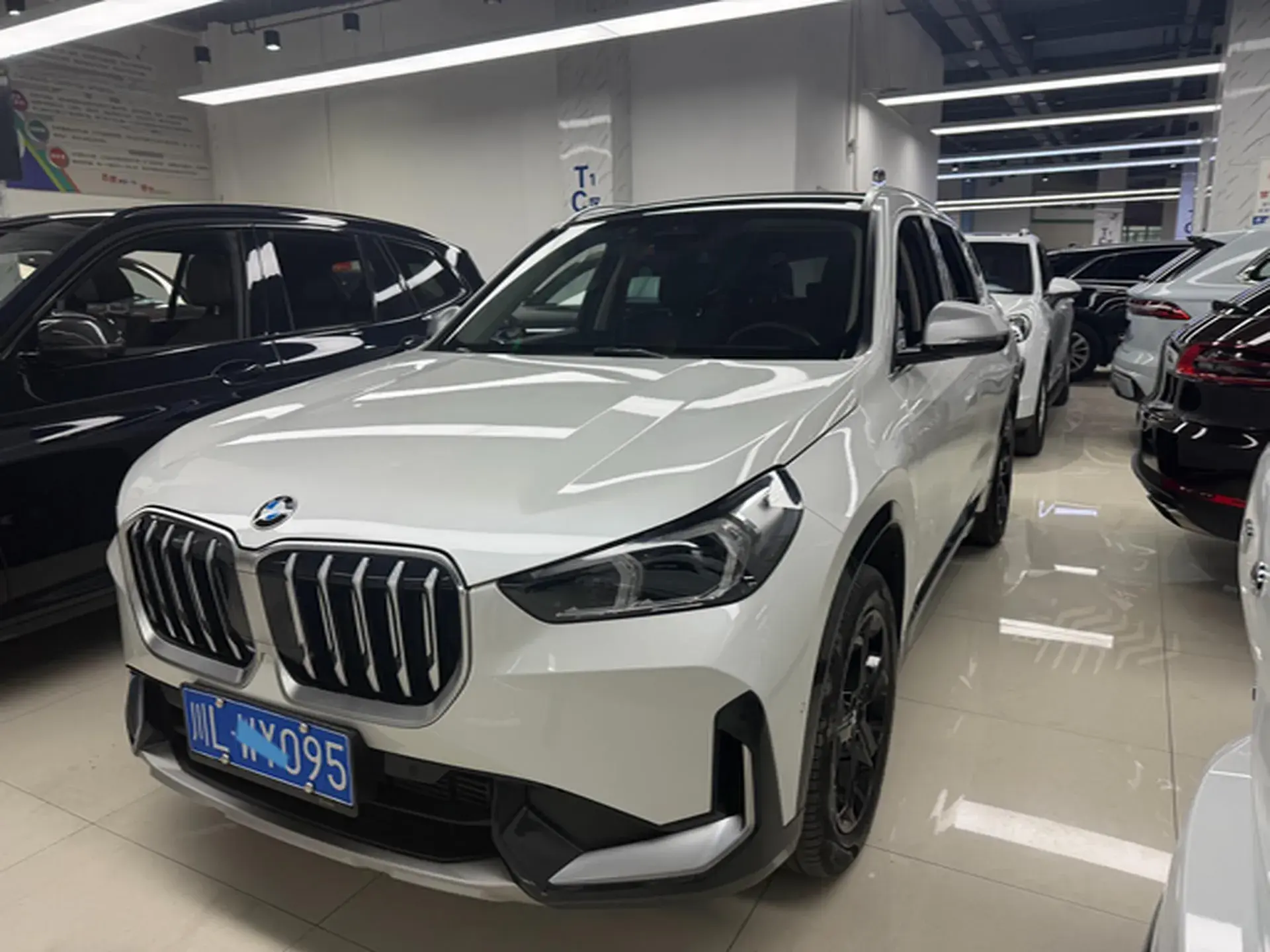 2024 BMW X1 view 1