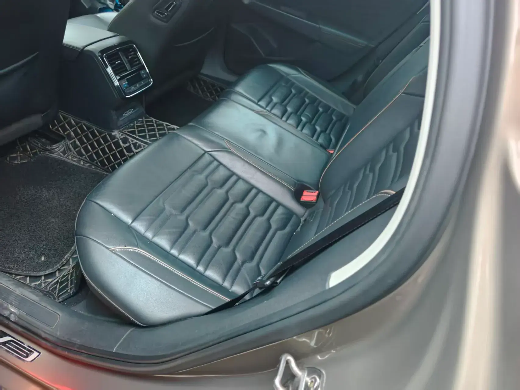 2019 VOLKSWAGEN PASSAT thumbnail 4