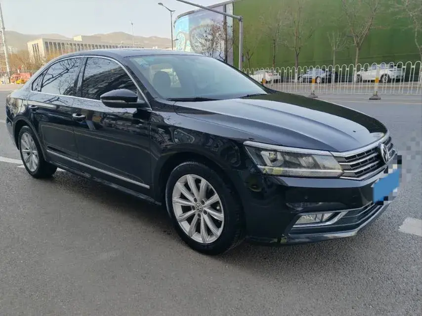 2017 VOLKSWAGEN PASSAT thumbnail 2