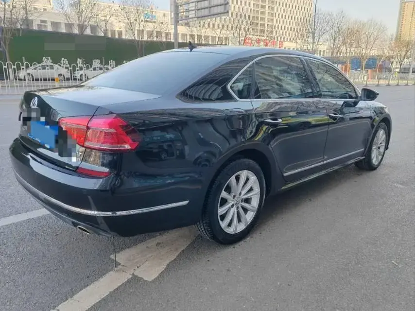 2017 VOLKSWAGEN PASSAT thumbnail 3