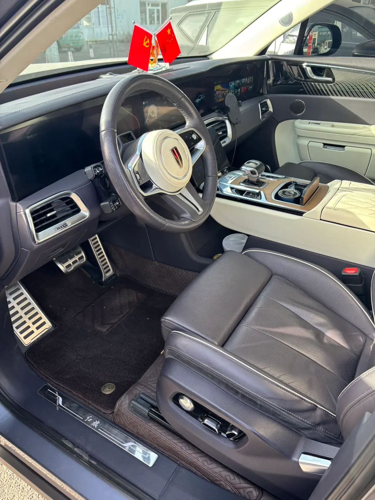 2021 HONGQI E-HS9 thumbnail 3