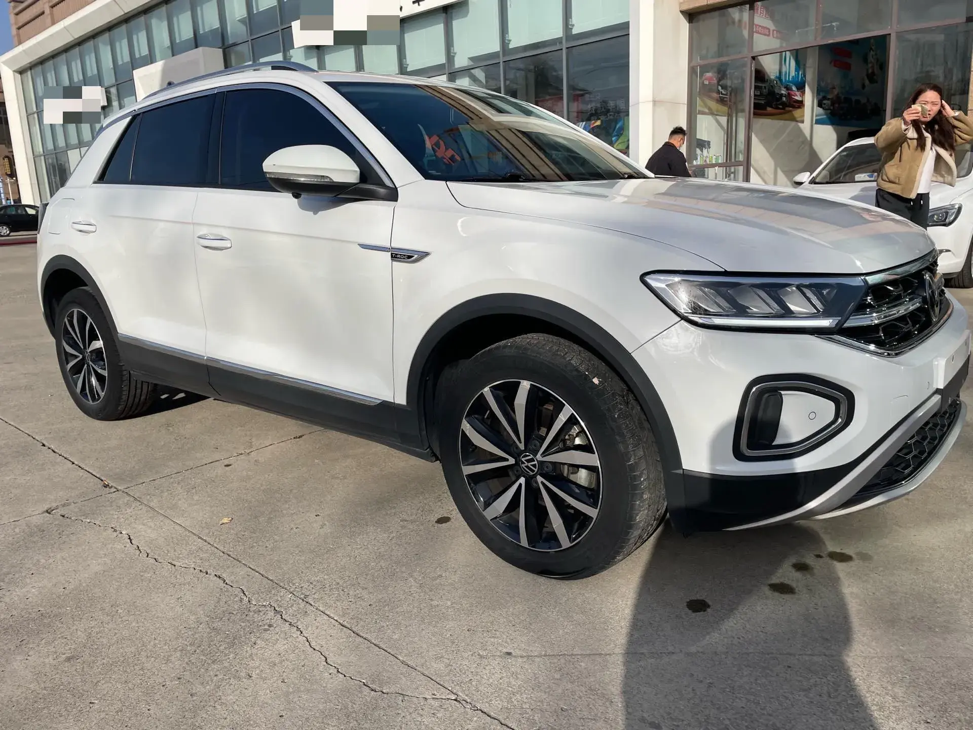 2023 VOLKSWAGEN T-ROC thumbnail 3