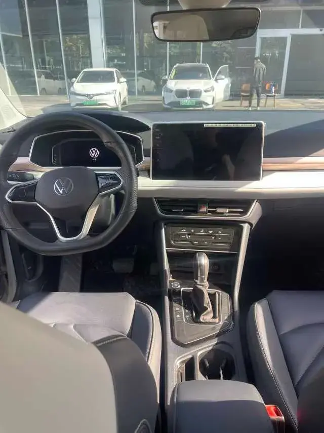 2024 VOLKSWAGEN THARU thumbnail 4