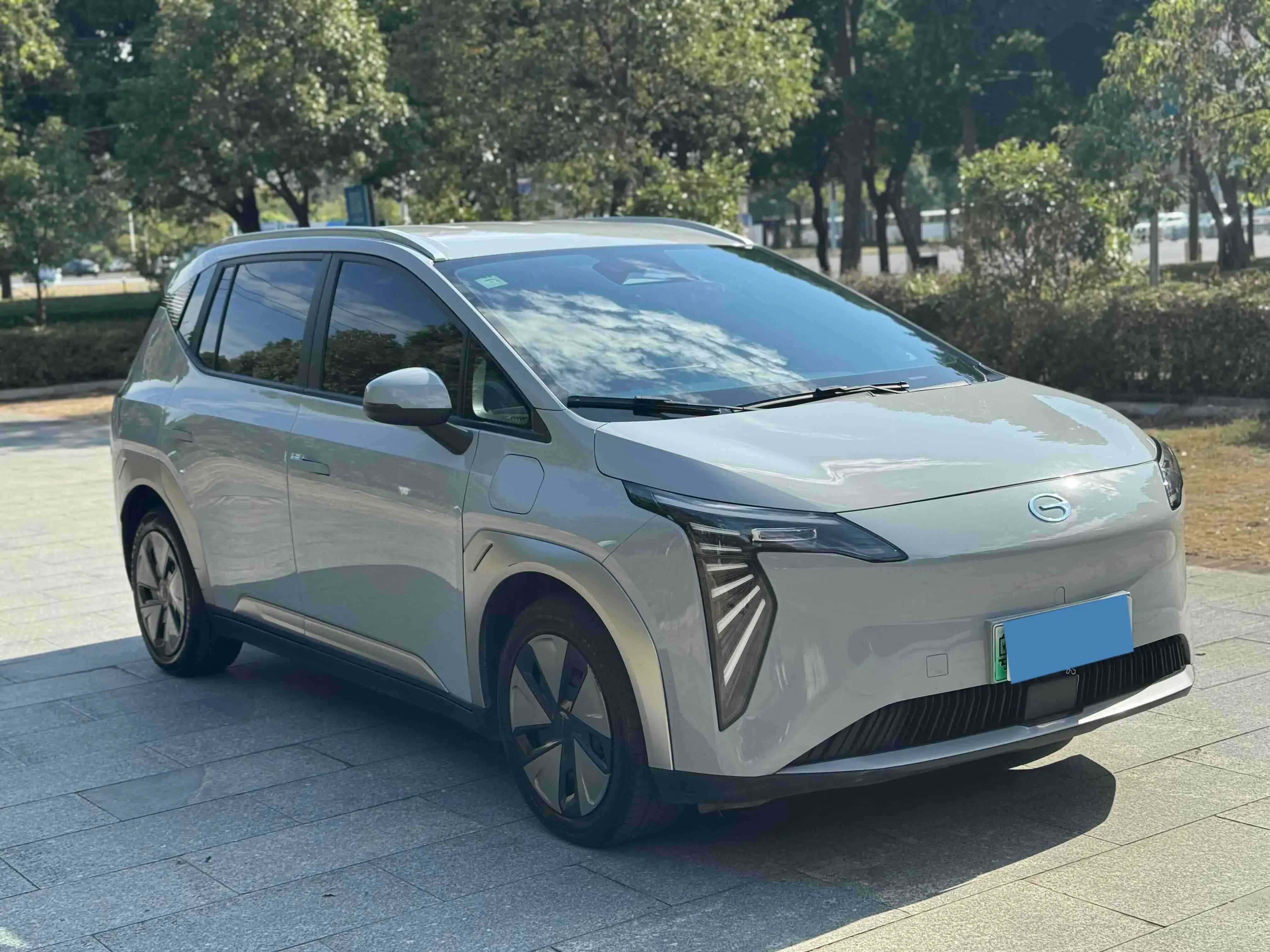 2023 AION Y thumbnail 3