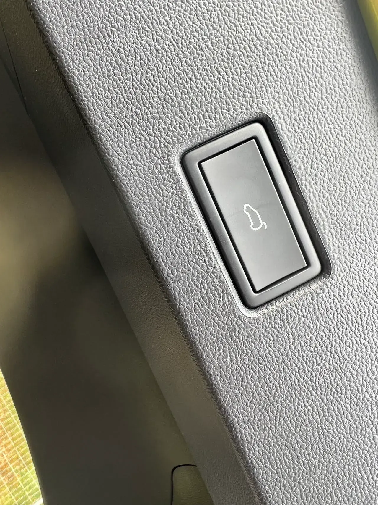 2023 VOLKSWAGEN T-ROC thumbnail 4