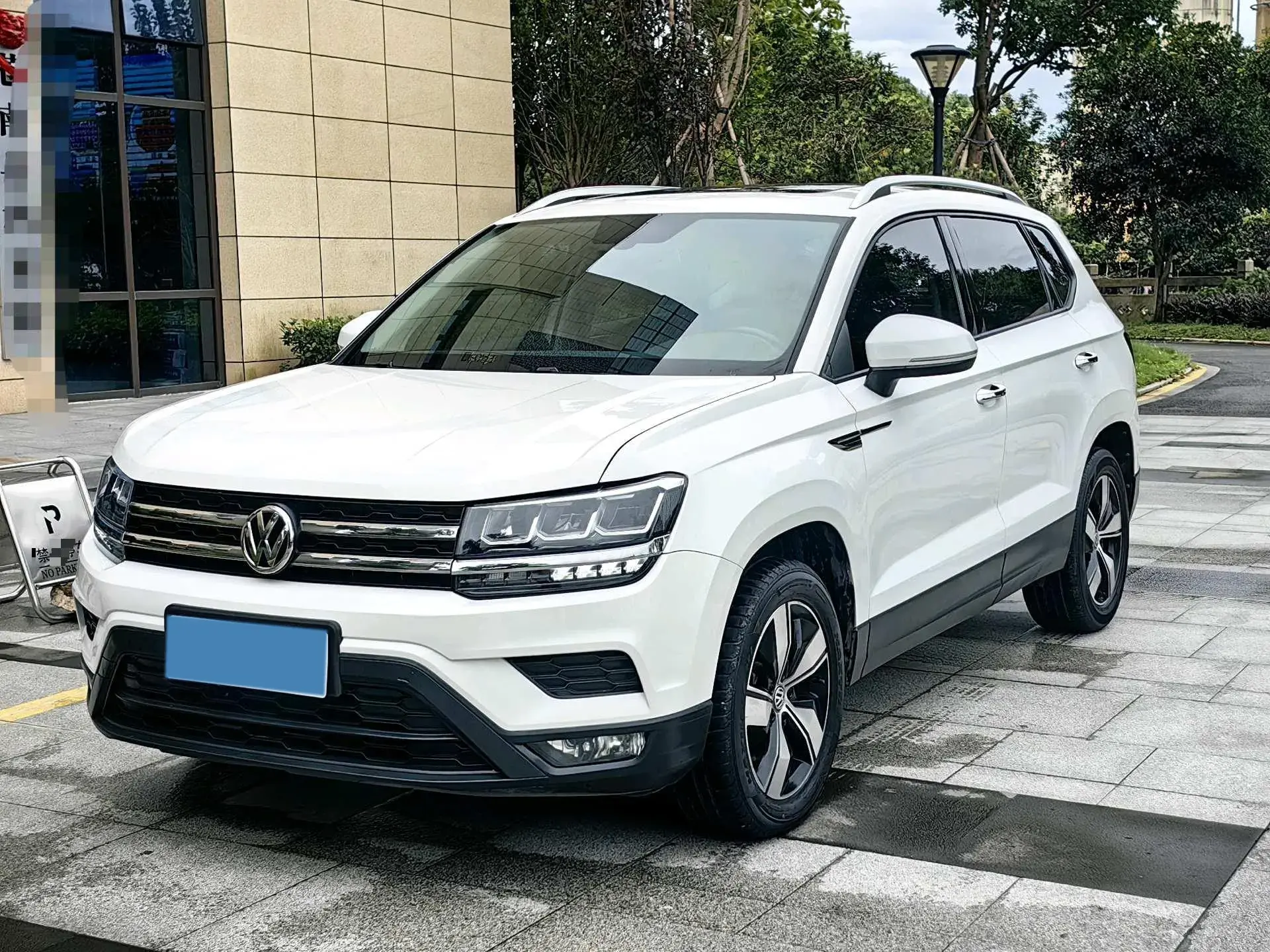 2021 VOLKSWAGEN THARU view 1